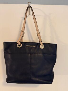 Michael Kors Pre-Owned Navy Leather Tote with Beige Straps.